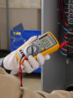 Fluke 15B+ Digital Multimeter, CAT III 600V, AC/DC Voltage & Current, Electrical Testing Tool