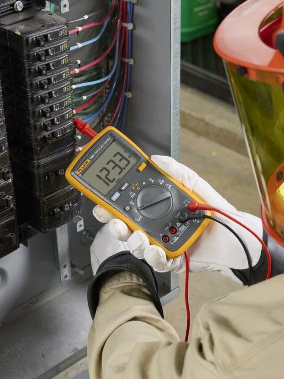 Fluke 15B+ Digital Multimeter, CAT III 600V, AC/DC Voltage & Current, Electrical Testing Tool