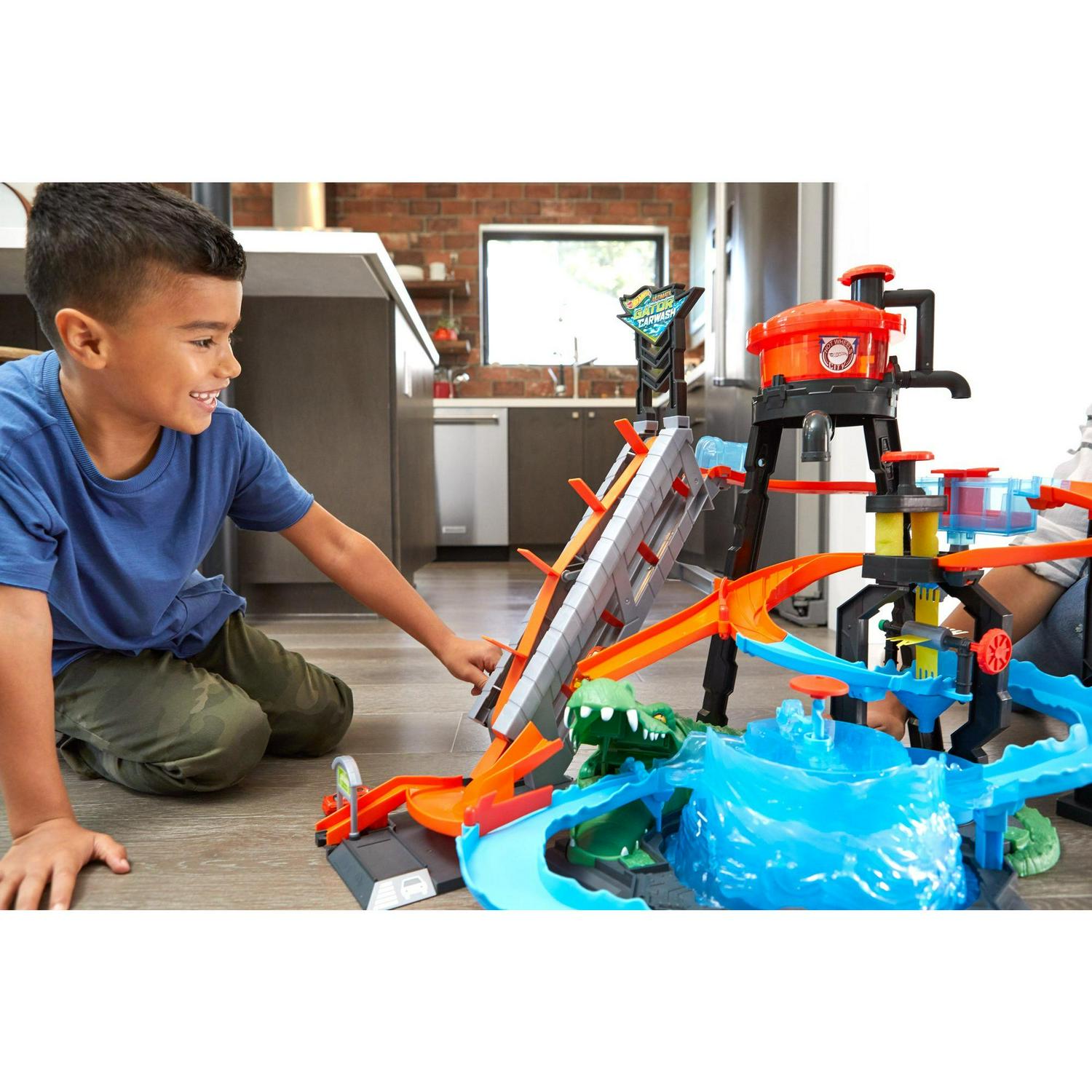 Hot Wheels Ultimate Gator Car Wash Play Set with Color Shifters Car, Ages 5-8, Large-Scale, Interactive Features