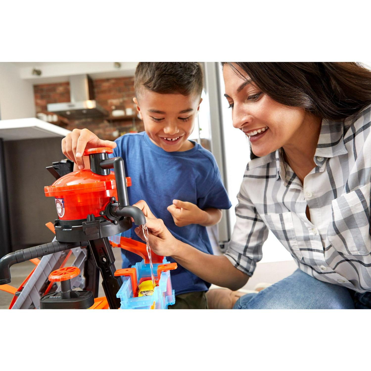 Hot Wheels Ultimate Gator Car Wash Play Set with Color Shifters Car, Ages 5-8, Large-Scale, Interactive Features