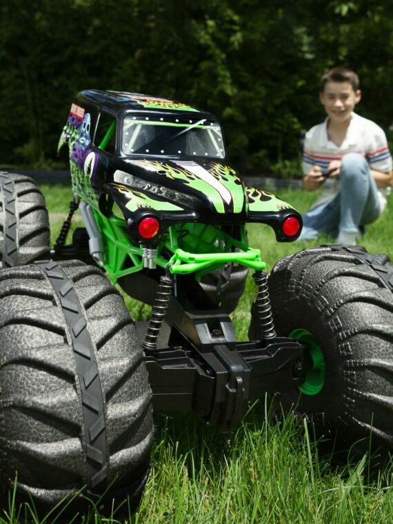 Monster Jam Mega Grave Digger 1:6 RC Monster Truck with Lights, All-Terrain, Spin Master Kids Toy