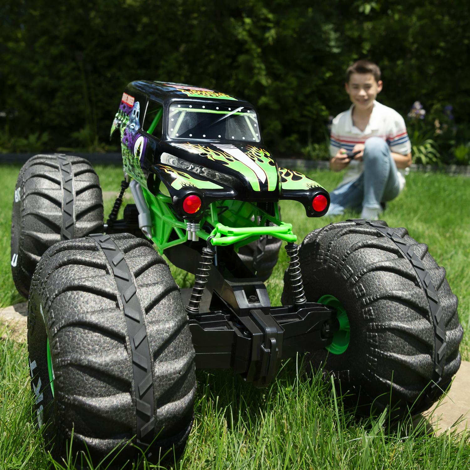 Monster Jam Mega Grave Digger 1:6 RC Monster Truck with Lights, All-Terrain, Spin Master Kids Toy