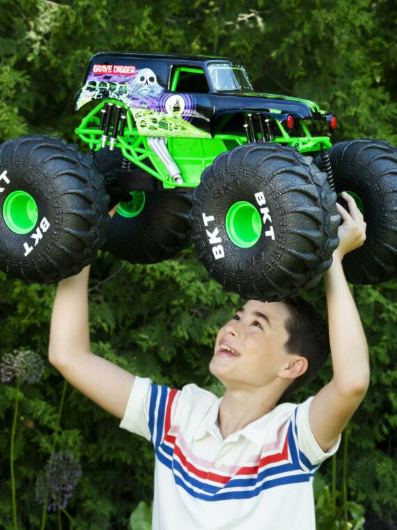 Monster Jam Mega Grave Digger 1:6 RC Monster Truck with Lights, All-Terrain, Spin Master Kids Toy