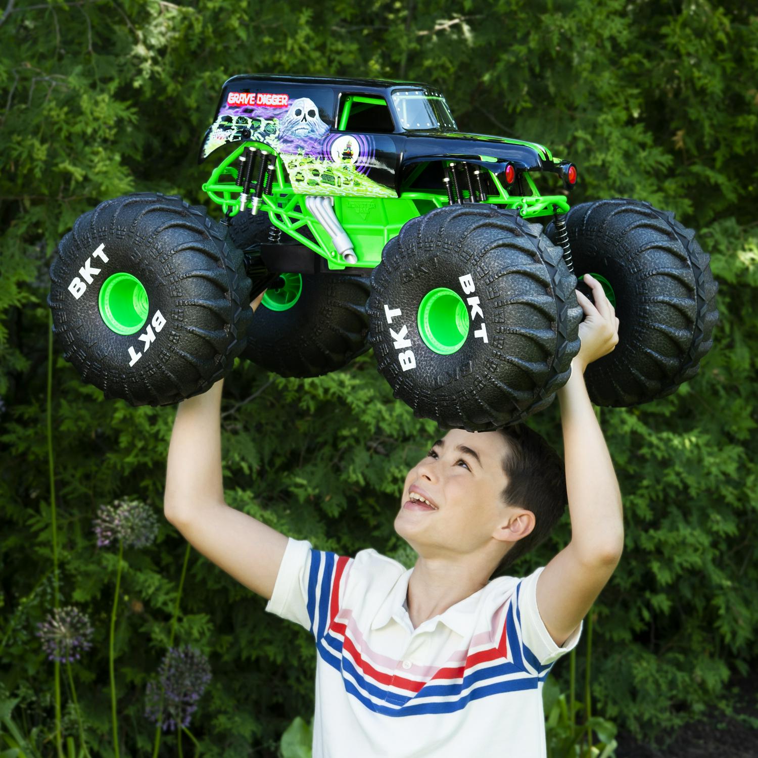 Monster Jam Mega Grave Digger 1:6 RC Monster Truck with Lights, All-Terrain, Spin Master Kids Toy